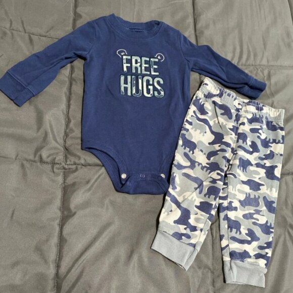 Free Hugs Baby Outfit - Picture 1 of 7